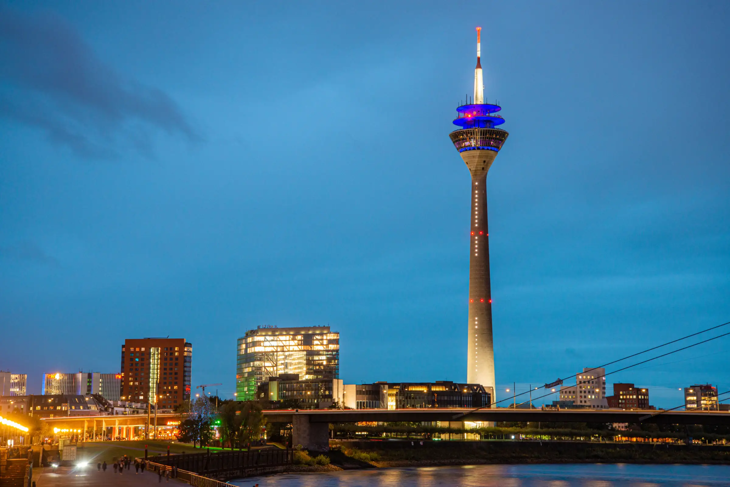 Beleuchteter Rheinturm in Düsseldorf zur blauen Stunde