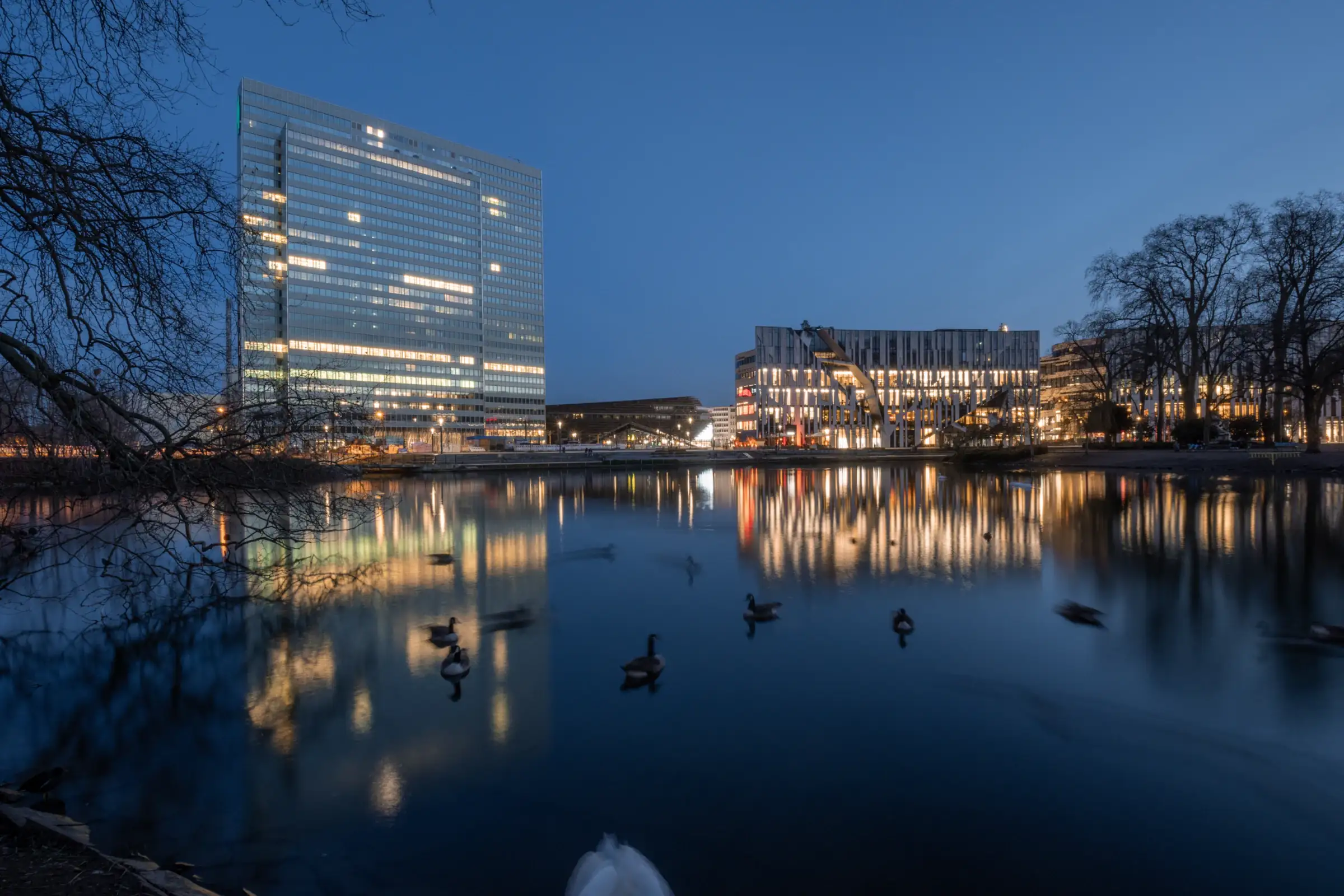 Facility Management Düsseldorf: Dreischeibenhaus und Kö-Bogen am Hofgarten zur blauen Stunde