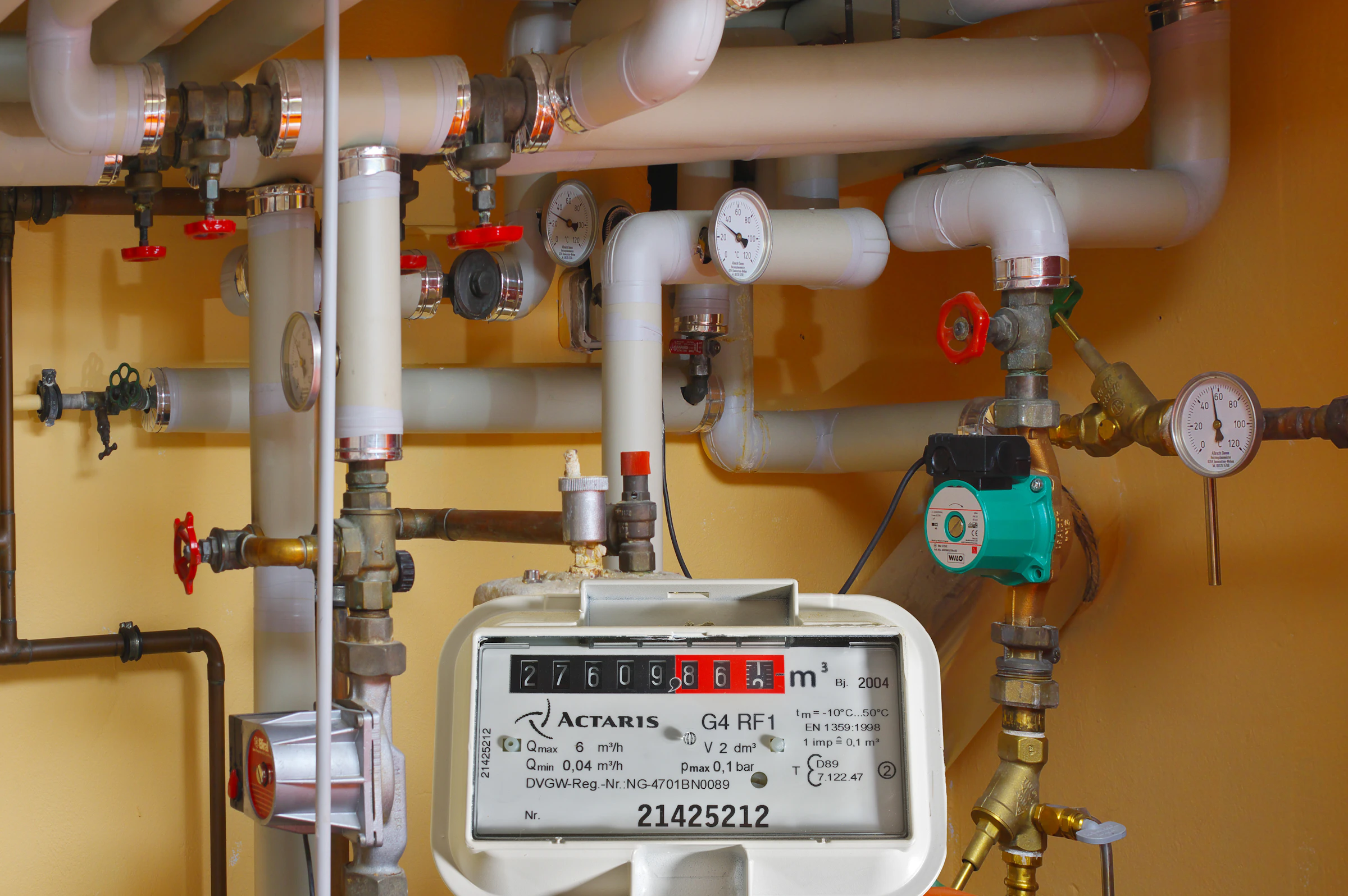 Technische Objektbetreuung: Heizungsraum mit Gaszähler, Umwälzpumpe, Manometern und Absperrventilen