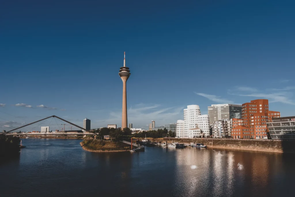Facility Management Leistungen in NRW – Rheinturm und Gehry-Bauten im Düsseldorfer MedienHafen