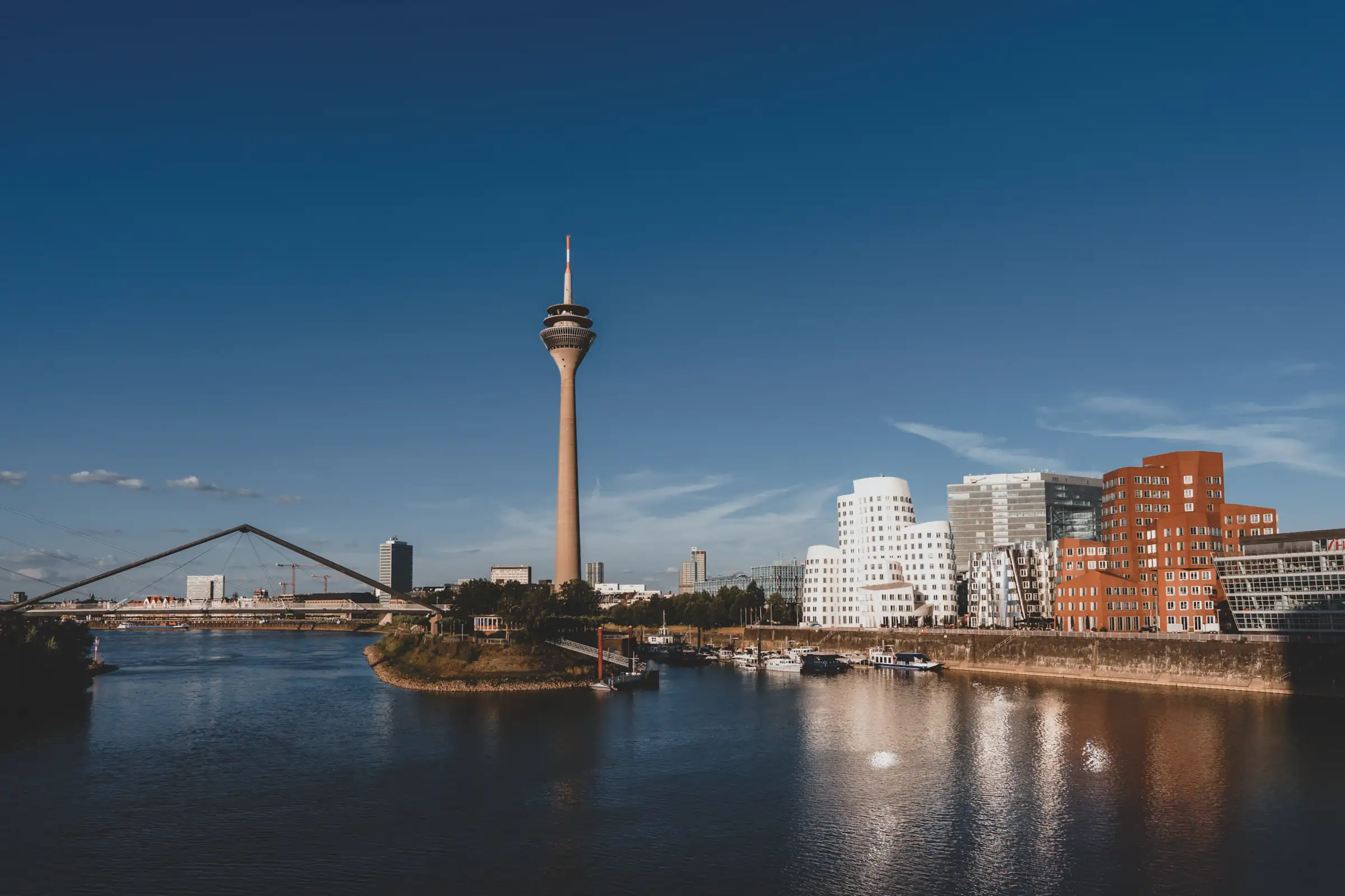 Facility Management Leistungen in NRW – Rheinturm und Gehry-Bauten im Düsseldorfer MedienHafen