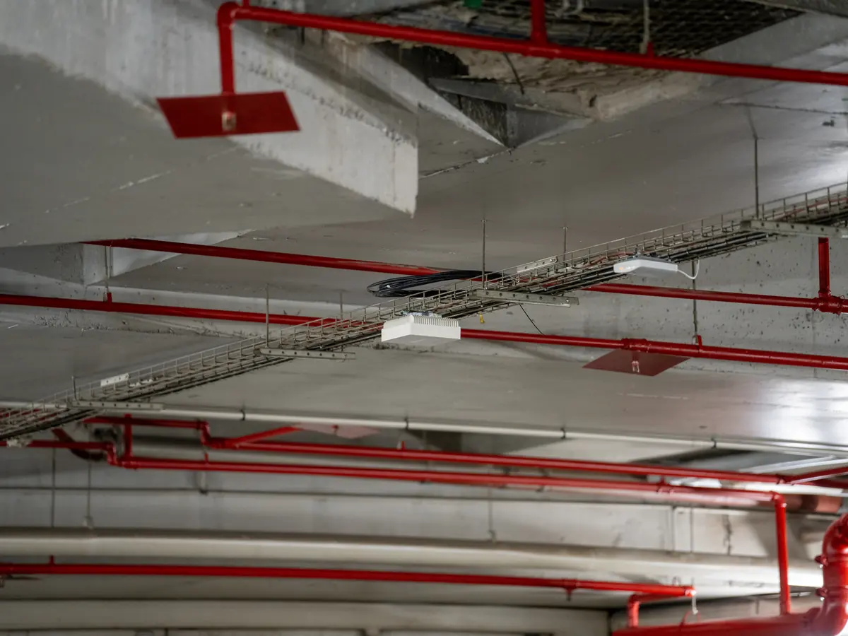 Sprinklerleitungen an Betondecke