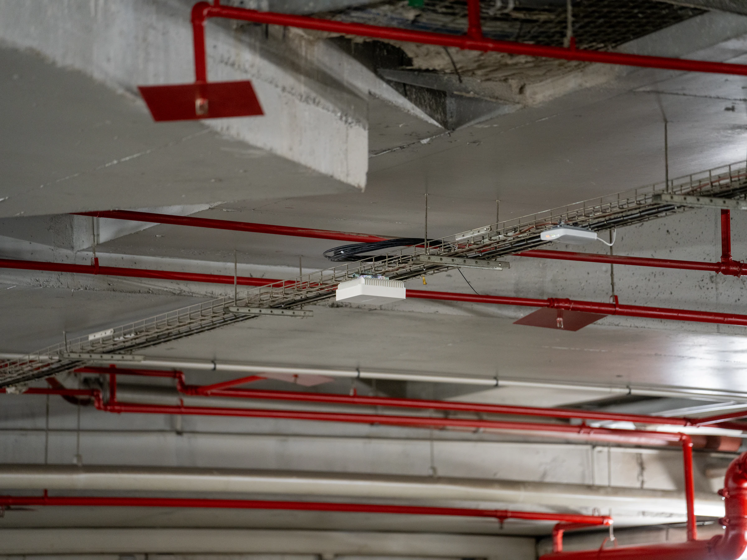 Brandschutztechnische Koordination: Sprinklerleitungen an Betondecke
