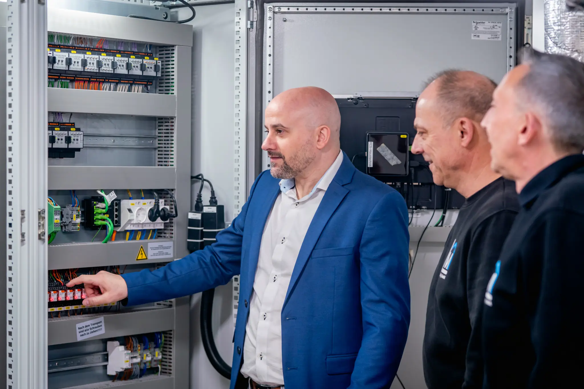 MSR-Anlagen: Team von ML Facility prüft einen geöffneten Schaltschrank