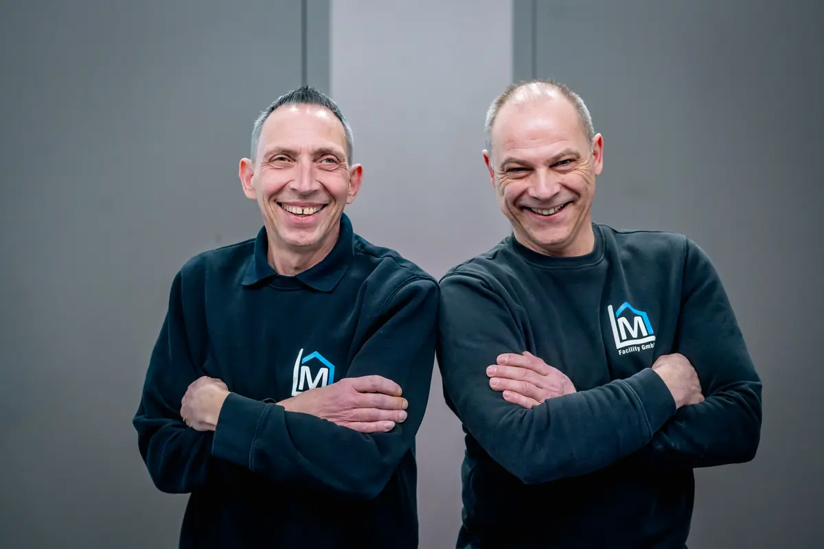 Zwei Techniker von ML Facility mit verschränkten Armen